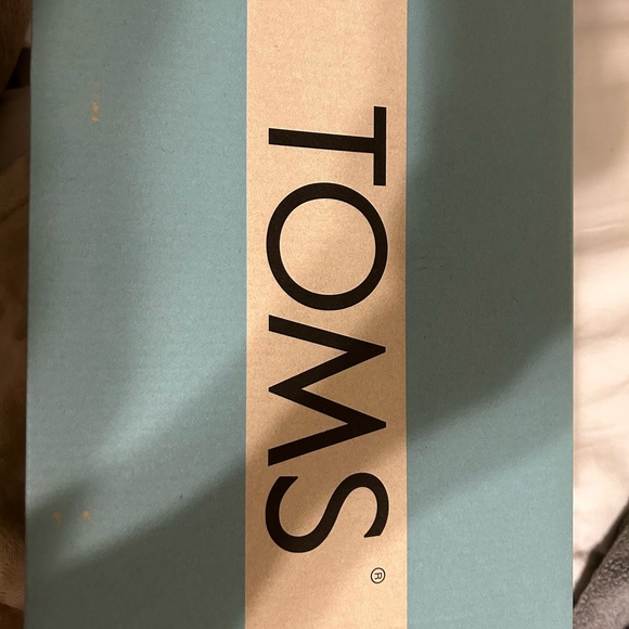 Women’s 7.5 Toms Paxton shoes - Picture 2 of 2